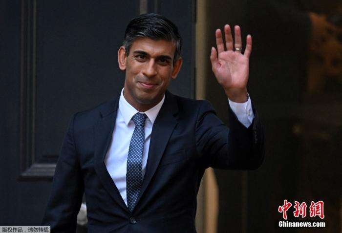 穿普拉达的新首相 能带领英国走出困境吗 穿普拉达的新首相 能带领英国走出困境吗