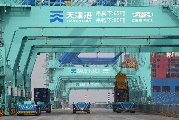 10月13日，智能水平运输机器人在天津港北疆港区C段智能化集装箱码头作业。（新华社发）