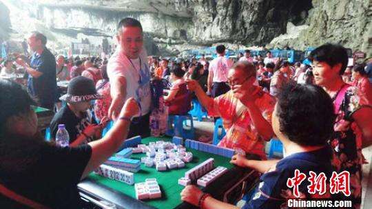 四川“洞穴麻将” 钟欣 摄
