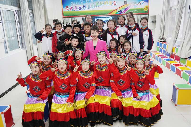 祖海与希望小学的孩子们在一起10年来,包集祖海希望小学迅速发展