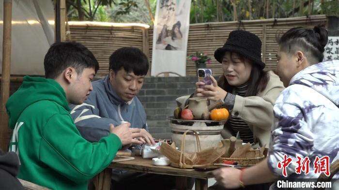 成都一茶馆内，正在“围炉煮茶”的年轻人。 陈选斌 摄