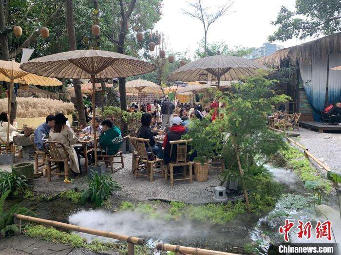 成都一茶馆内，坐满了“围炉煮茶”的顾客。 岳依桐 摄