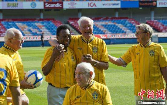 资料图：贝利现身瑞典与1958年世界杯决赛对手重聚。图片来源：东方IC  