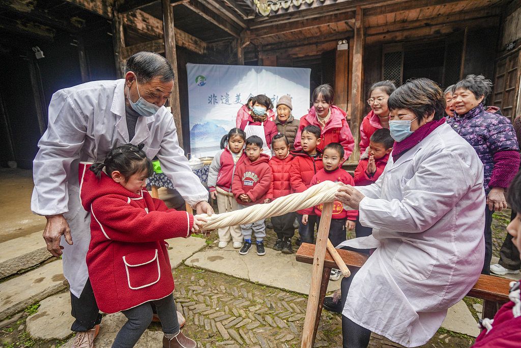 浙江湖州幼兒園開展學家鄉文化活動孩子們觀看麥芽糖製作過程