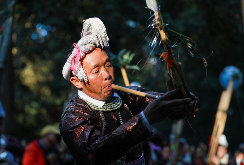 贵州黔东南:苗族村民吹响芦笙 身着盛装庆祝芦笙节