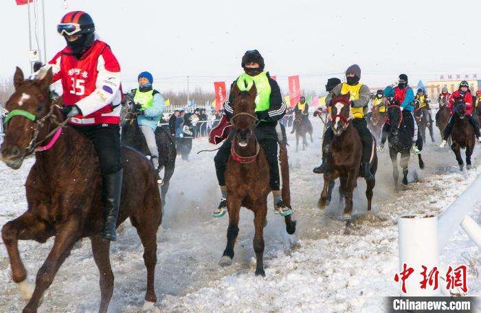 图为雪地赛马，骑手们驾驭的赛马如离弦之箭。　安晓龙 摄