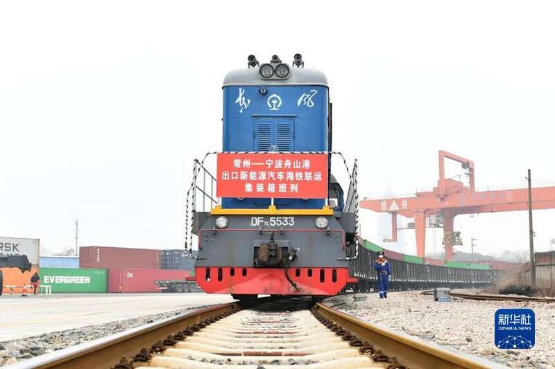 江苏常州:120台国产新能源汽车搭乘海铁联运班列出口欧洲