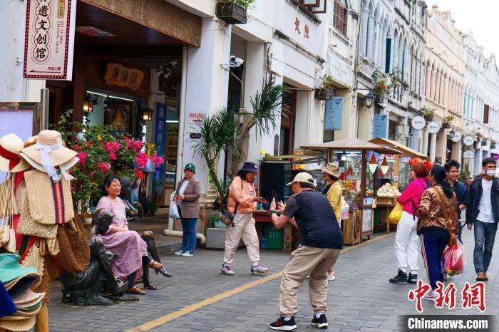 2月21日，游客在海口骑楼老街拍照留念。　凌楠 摄