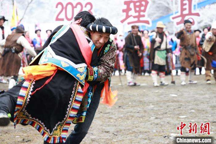 古羌传统“夬儒”节现场。　唐彬 摄