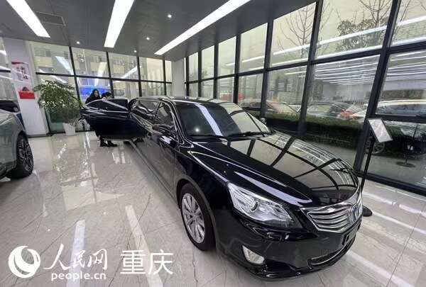 四川瑞创汽车科技有限公司展厅内加长版长安礼宾车。人民网 胡虹摄