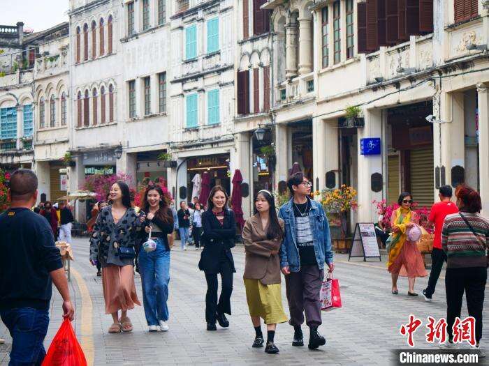 2月21日，游客漫步于海口骑楼老街。　凌楠 摄