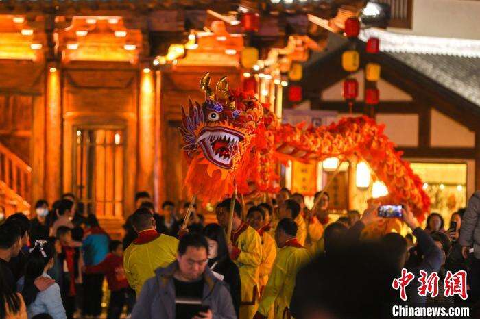 图为阳明古街内的舞龙表演吸引了不少市民游客驻足观看。　刘力鑫 摄