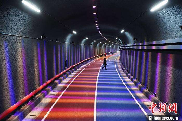 重庆：隧道式“光影健身步道”梦幻十足