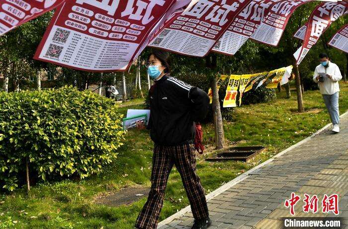 图为2月25日,福州,参加福建省2023年度公务员录用考试笔试的考生在前往一考点的路上。 张斌 摄