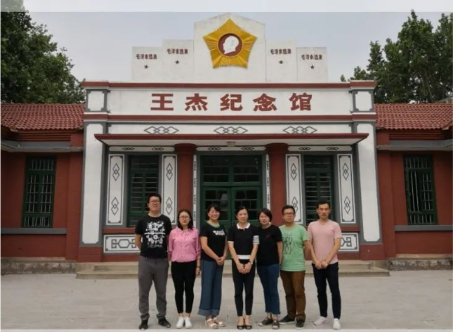 首页>我的大学>正文王露璐教授带领学生赴王杰纪念馆参观学习王露璐的