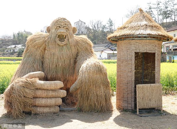 湖北宜昌稻草编织工艺品亮相乡间老虎坦克等形象趣味横生