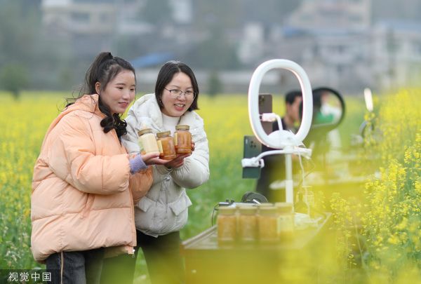 贵州岑巩:驻村干部田间直播销售蜂蜜 助力乡村振兴