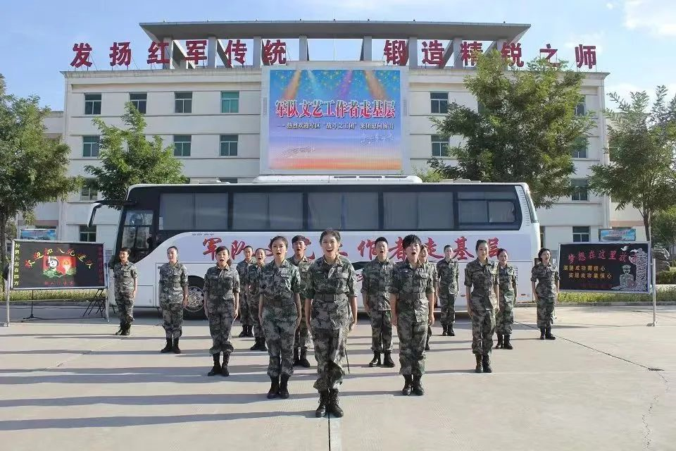 2006年毕业后,李娜同35个战友返回原中国人民解放军兰州军区战斗