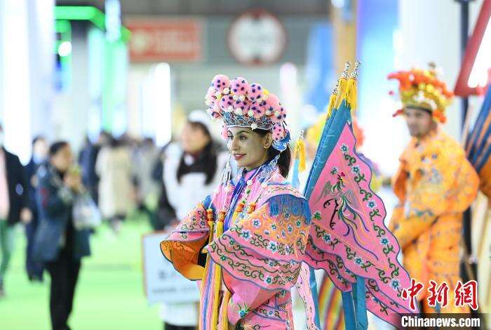 重庆春季房交会：工作人员身着表演服、古装、民族服饰揽客