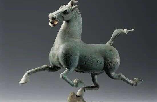 中国骨董　銅器　銅奔馬　馬踏飛燕　馬、飛燕を踏む 中国骨董 銅器 銅奔馬 馬踏飛燕 馬、飛燕を踏む - メルカリ