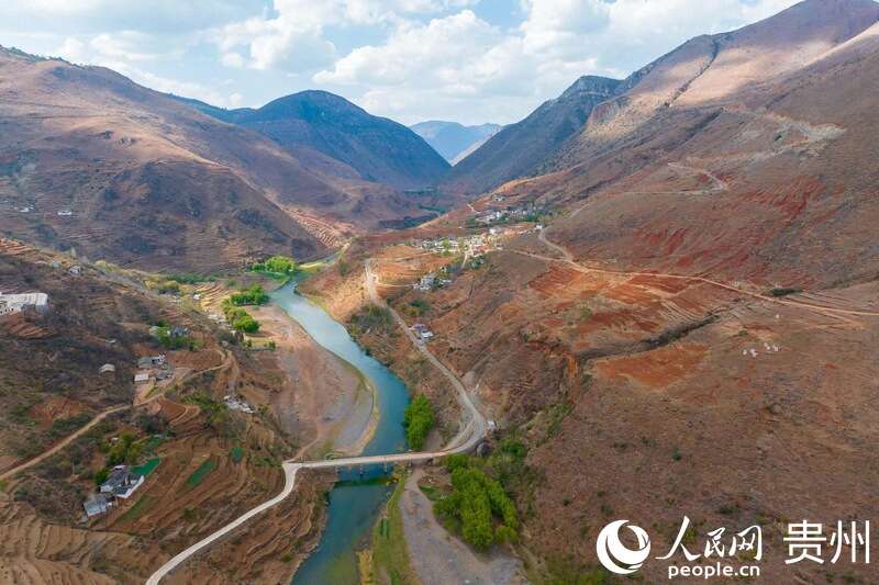 航拍下的海元村五拱桥连接两岸。 人民网 涂敏摄