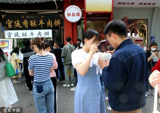 西安：市民游客在小南门早市买早餐