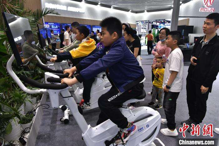 图为小朋友在展馆内体验元速智能单车。　张斌 摄