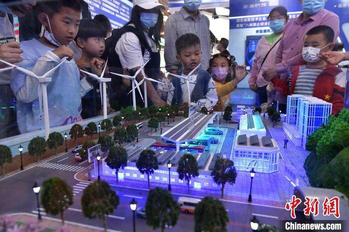 图为小朋友在福州左海集团展馆内参观零碳智慧能源产业园模型。　张斌 摄