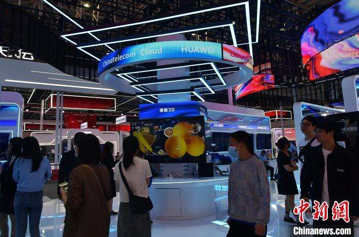 图为福州民众在华为展馆内参观。　张斌 摄