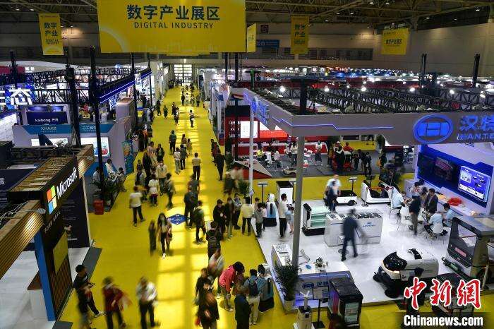 图为民众在第三届中国国际数字产品博览会展馆内参观。　张斌 摄