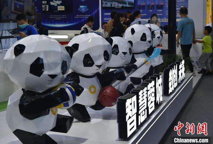 图为福州民众在展馆内参观。　张斌 摄