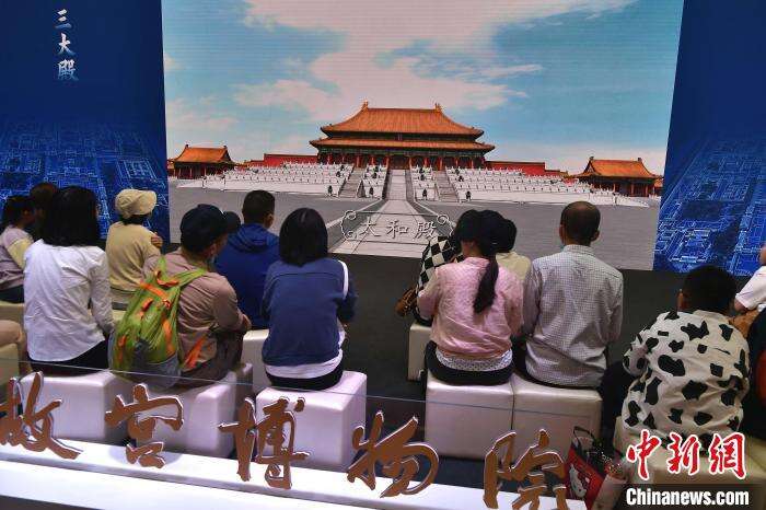 图为福州民众在展馆内通过数字应用场景观看全景故宫。　张斌 摄