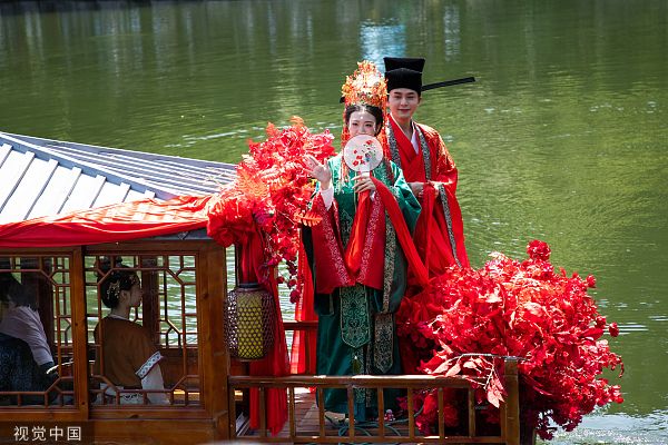 浙江台州东湖公园上演宋韵水上婚礼演出