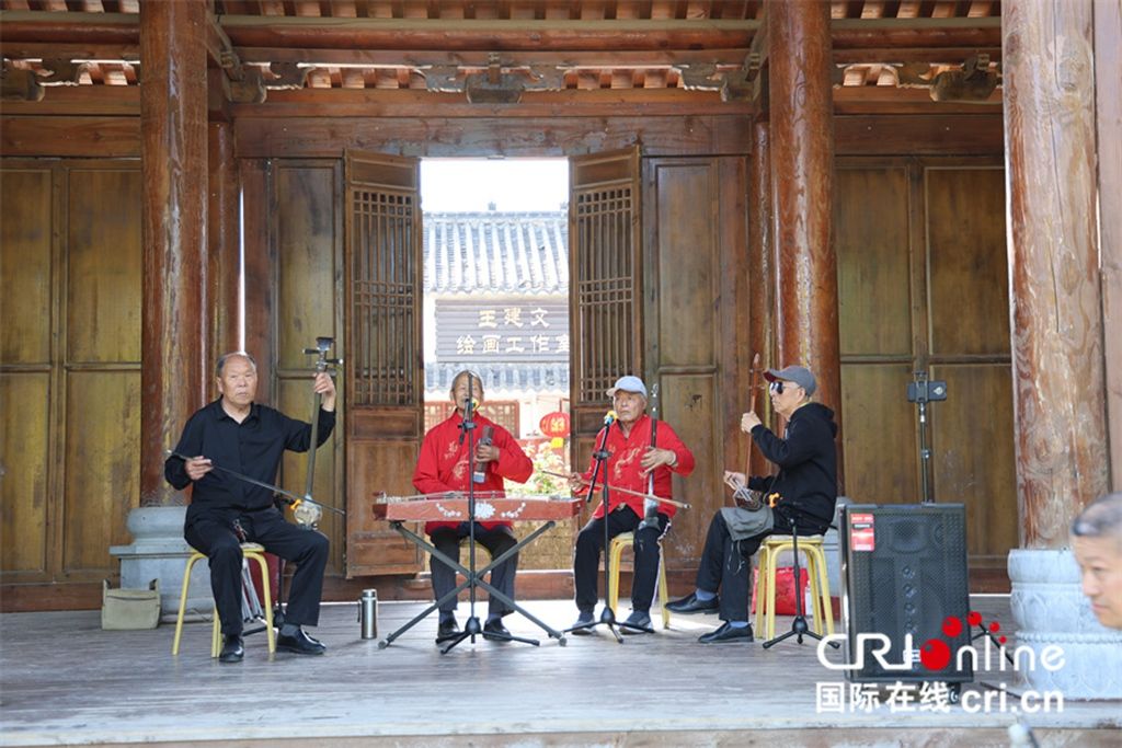 外國網紅打卡河南畫虎村感受鄉村振興虎虎生威