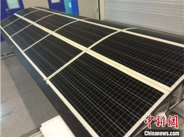 柔性单晶硅太阳电池组件成功应用于临近空间飞行器、光伏建筑一体化、车载光伏等领域。　中科院上海微系统所 供图