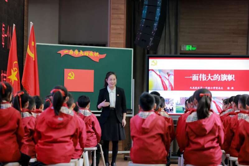 图9 区实验一小涂敏书记上思政课