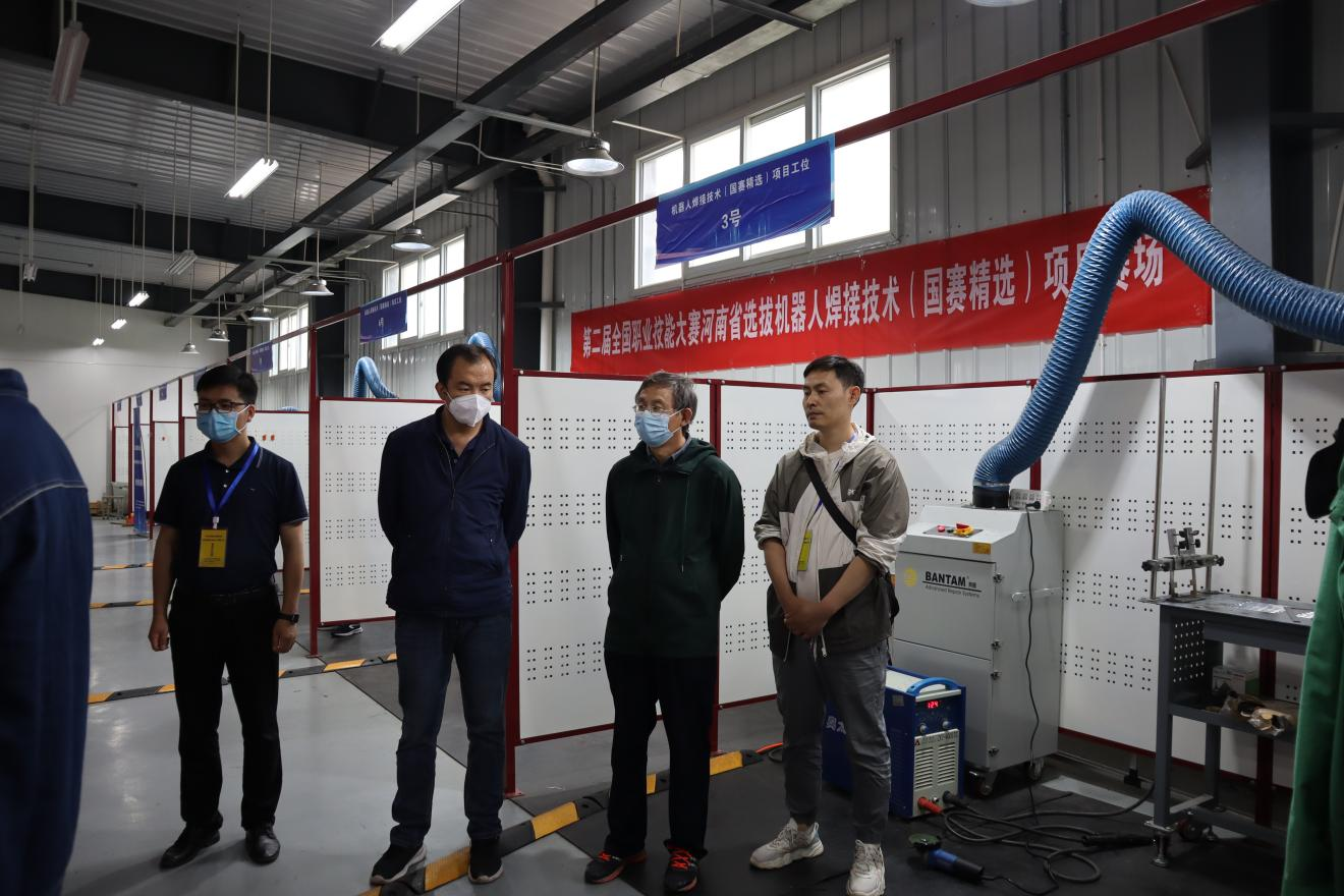 8868体育第二届职业技能大赛省赛选拔赛机器人焊接技术项目在河南技师学院成功举办(图2)