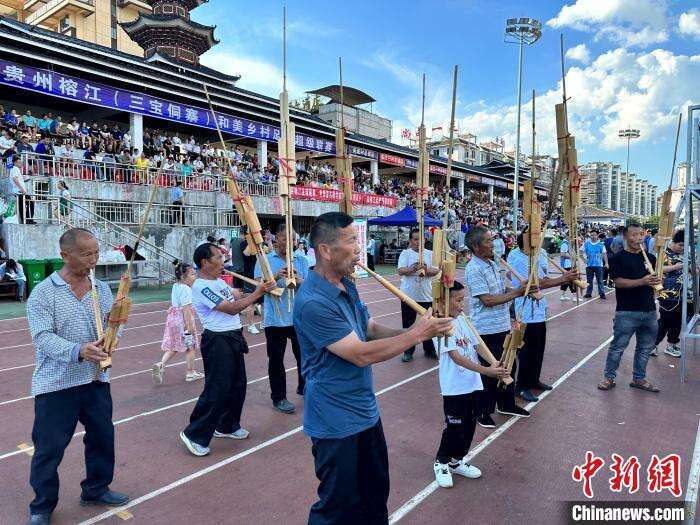 图为贵州“村超”现场，村民吹起芦笙曲为本村球队加油助威。　袁超 摄