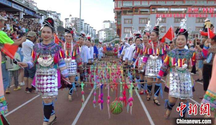 图为当地村民身着盛装和本村球员入场。　袁超 摄