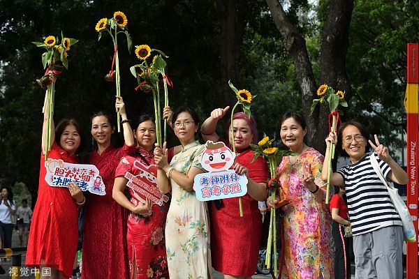 2023高考首日老师家长穿旗袍举向日葵祝愿考生一举夺魁旗开得胜