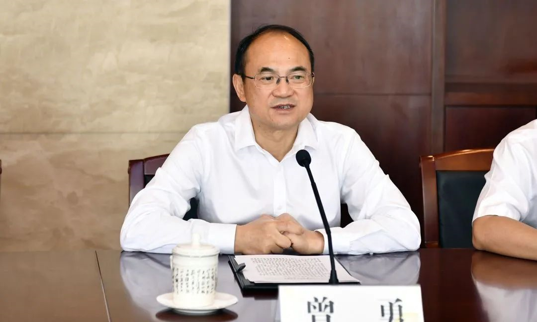 电子科技大学校长曾勇,党委常委,副校长胡皓全;我校党委副书记,校长