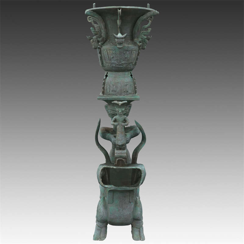三星堆遗址成功跨坑拼对两件大型青铜器或为古蜀时代祭祀神像的艺术形象