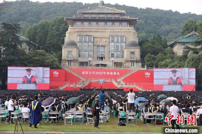 毕业典礼现场 张畅 摄