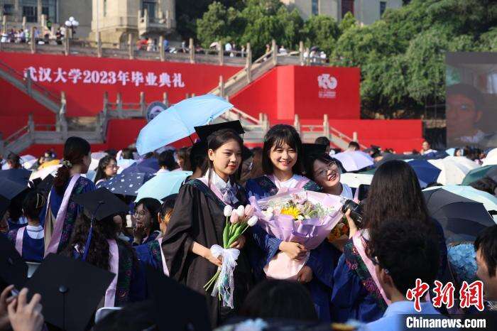 毕业生合影留念 张畅 摄