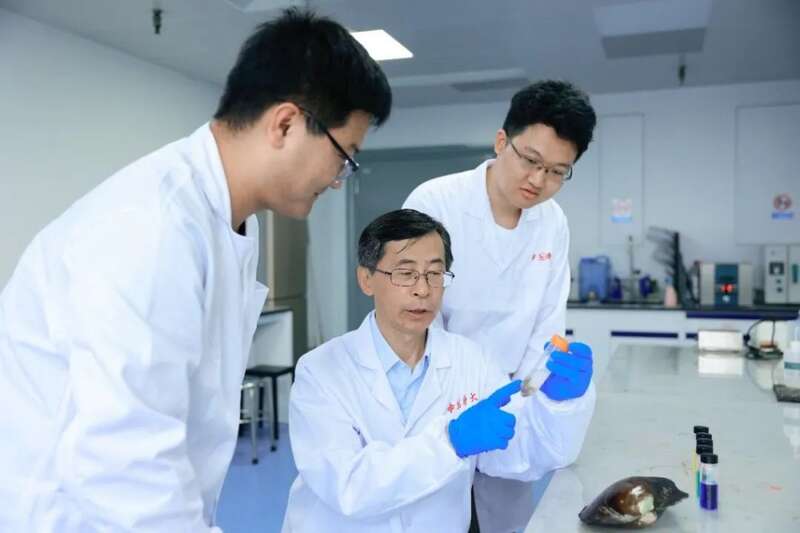 俞书宏院士(中)为年轻科研人员讲解介绍.