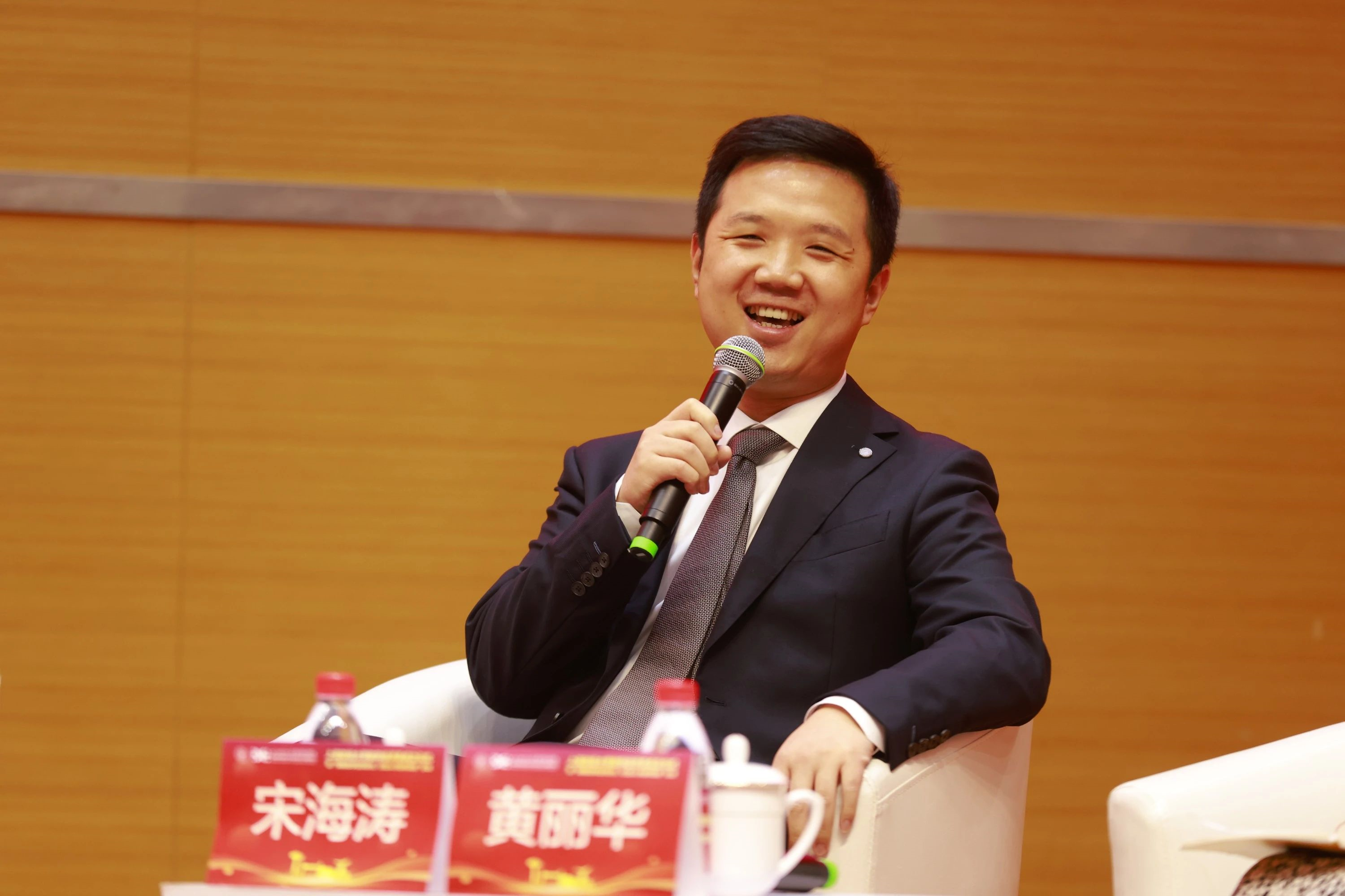 sufe数字经济系成立圆桌论坛嘉宾探讨构建数字经济人才培养新生态