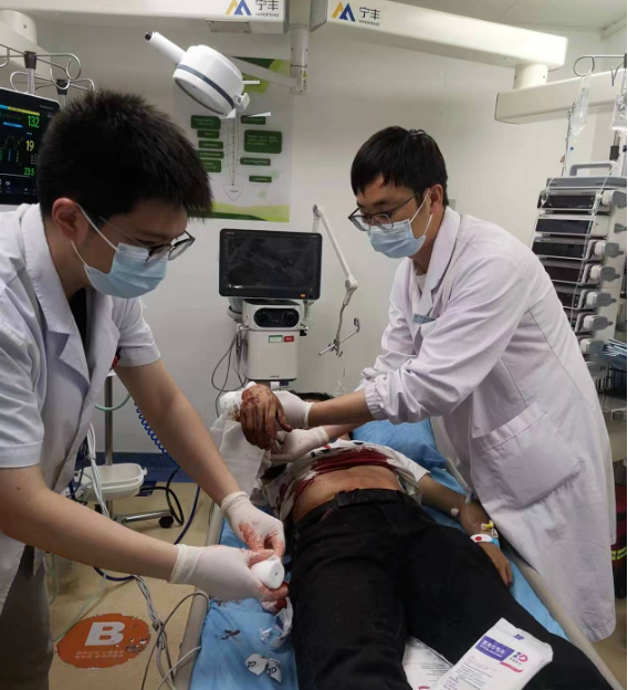 ky综合体育为什么要学医？这位东大学子用行动给出答案！(图2)