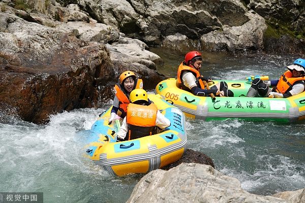 湖南怀化伏天将至游客山间漂流消暑