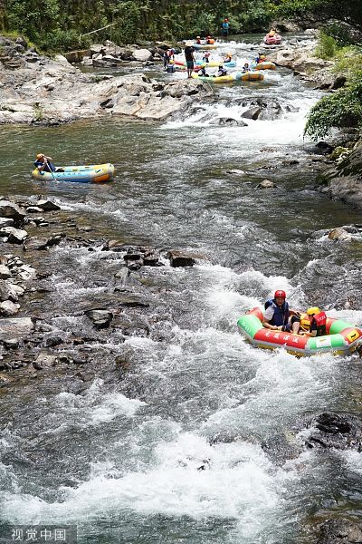 湖南怀化伏天将至游客山间漂流消暑