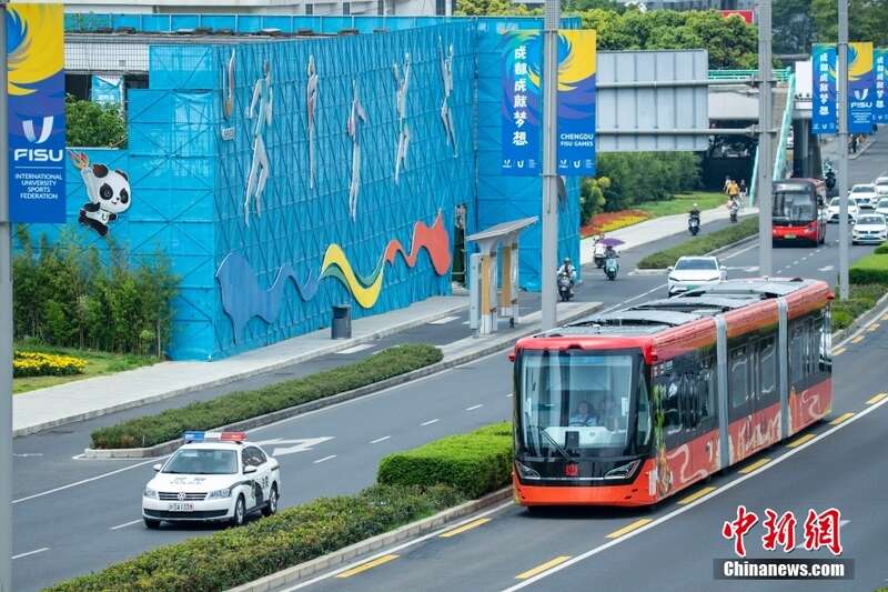 四川成都:“智轨列车”载客试运行 助力成都大运会